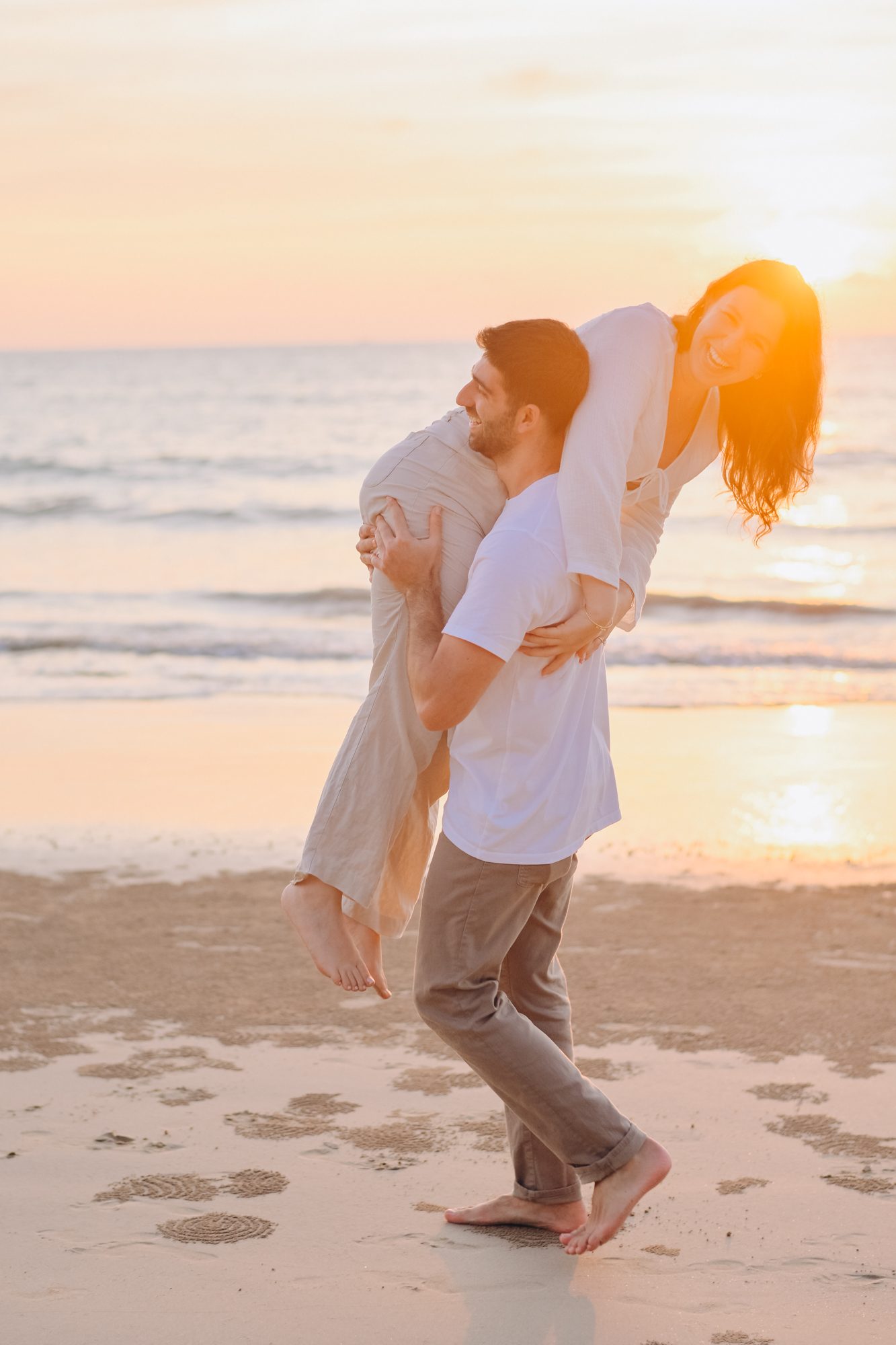 Couple photoshoot at sunset on the beach